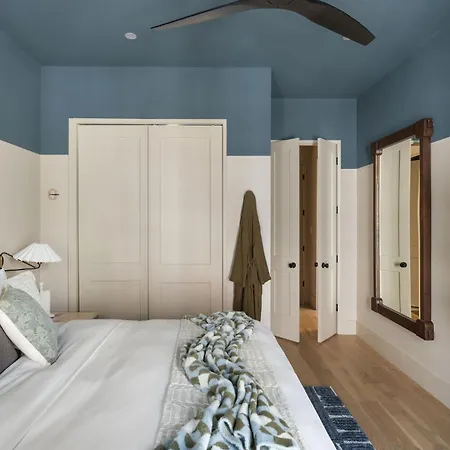 Holiday home Modern New Homes Heated Pools And Spas New Orleans