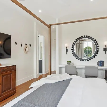 Designer 6-bedroom Pool 1 Block To Parade Route Holiday home New Orleans