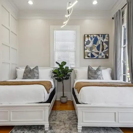 Stylish Modern With Hot Tub & Pergola New Orleans