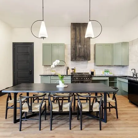 Spacious Nola Combo 2 Units & Shared Pool *