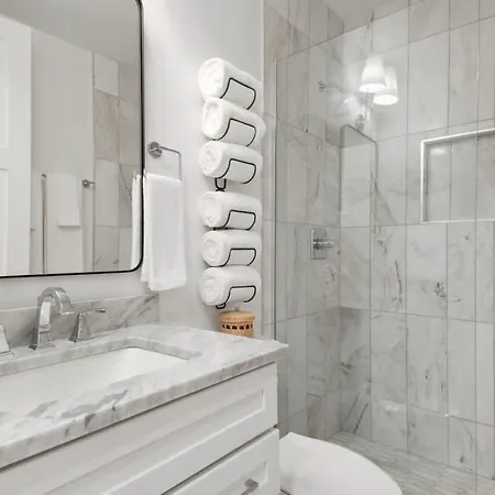 Stylish Cbd Near French Quarter * New Orleans