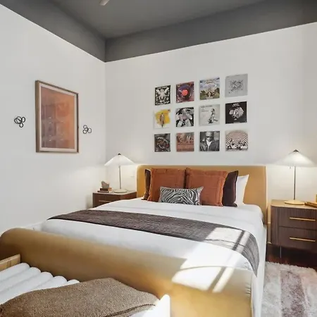 Holiday home 5 Bedroom Designer On Magazine Pool &