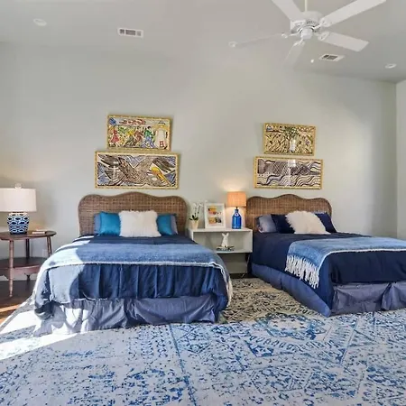 Contemporary Designer Near French Quarter Holiday home *