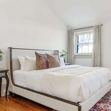 Elegant Cbd With Courtyard & Balcony *