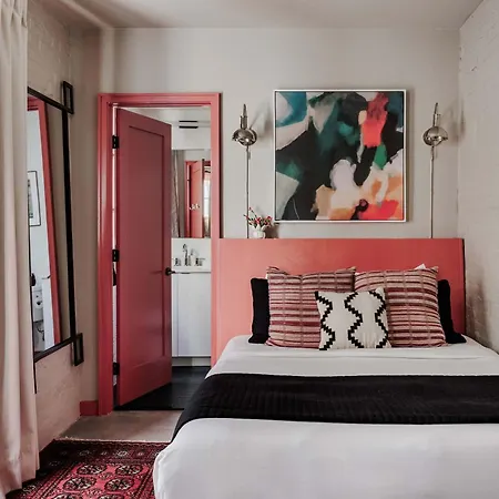 Luxury Historic Neat To Downtown Holiday home *
