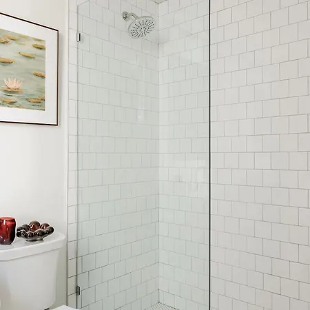 Luxury Historic Neat To Downtown Holiday home *