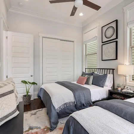 Beautiful Renovated With Private Heated Pool Holiday home New Orleans