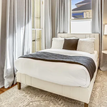 Holiday home Luxe With Back Patio Near Frenchmen
