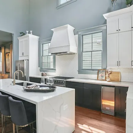 Designer On Magazine Pool And Holiday home New Orleans