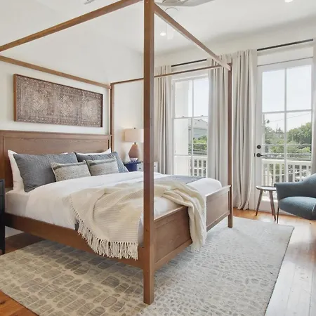 Designer 6-bedroom Pool 1 Block To Parade Route Holiday home