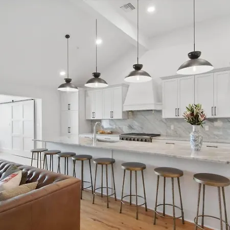 Two Expansive Near French Quarter Hotel *