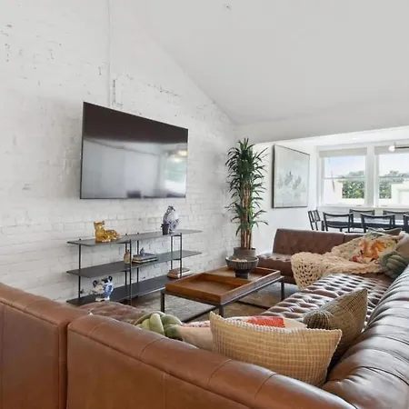 Hotel Two Expansive Near French Quarter