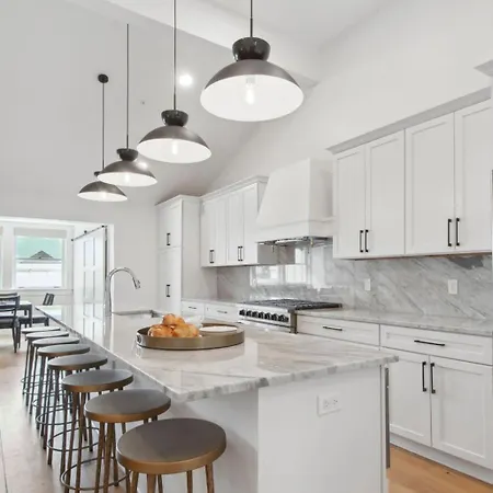Two Expansive Near French Quarter Hotel *