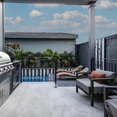 Designer 1 Block To Magazine Heated Pool&spa Holiday home *