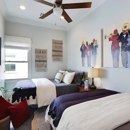 Sunny Midcentury Luxury Near French Quarter Holiday home