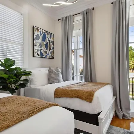 Stylish Modern With Hot Tub & Pergola Holiday home *