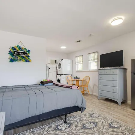 Modern Nola House With Yard Your Mardi Gras Base