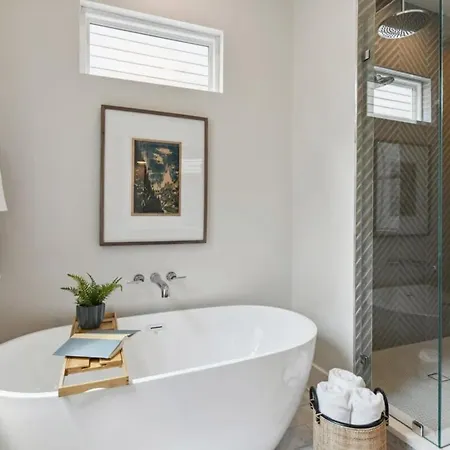New Luxury Heated Pool & Holiday home *