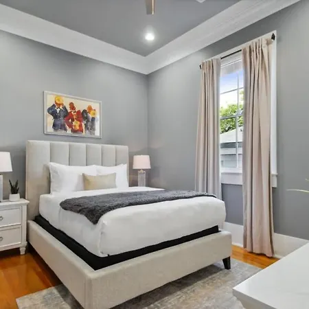 Holiday home Stylish Modern With Hot Tub & Pergola New Orleans