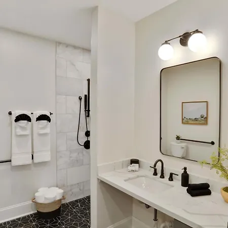 Luxe Sunlit Heated Pool & Near Cbd *