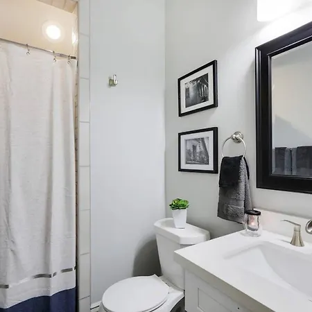 Sunny Midcentury Luxury Near French Quarter Holiday home New Orleans