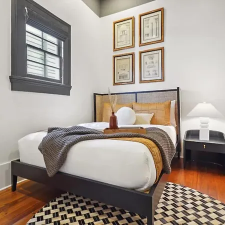 Holiday home 5 Bedroom Designer On Magazine Pool & New Orleans