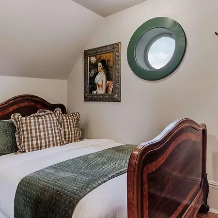 Lush Garden District & Shared Outdoor Space Holiday home New Orleans