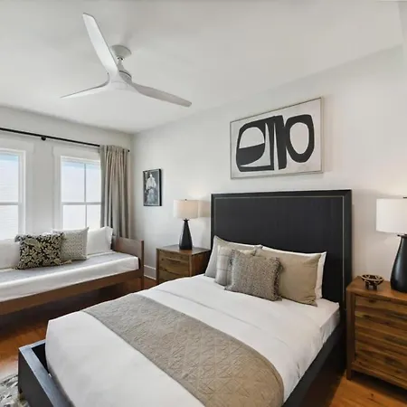 New Luxury Heated Pool & Holiday home New Orleans