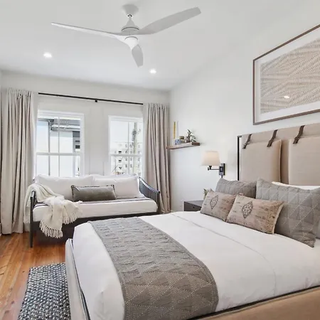 Designer 6-bedroom Pool 1 Block To Parade Route Holiday home New Orleans