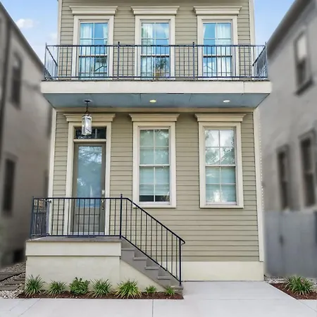 Sunny Midcentury Luxury Near French Quarter