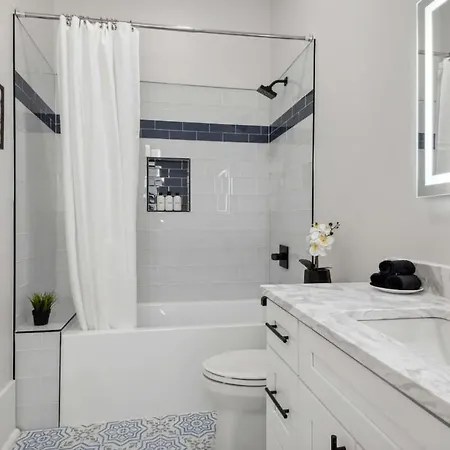 Holiday home Stylish Modern With Hot Tub & Pergola New Orleans
