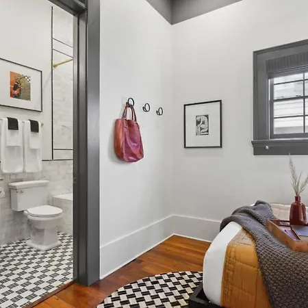 Holiday home 5 Bedroom Designer On Magazine Pool & New Orleans