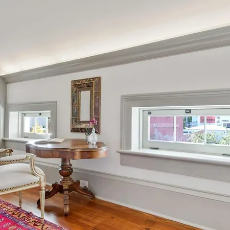 Elegant Cbd With Courtyard & Balcony *
