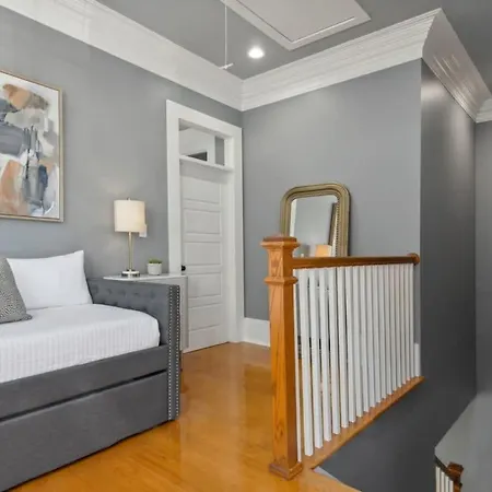 Holiday home Stylish Modern With Hot Tub & Pergola New Orleans