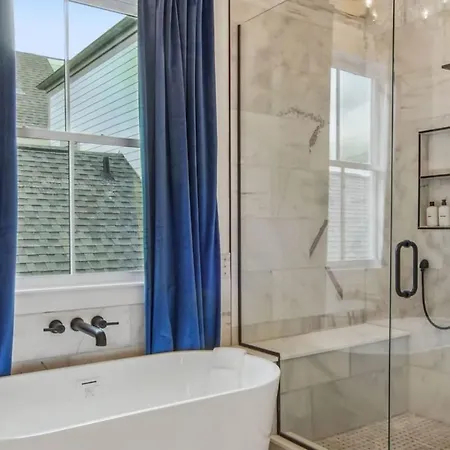 Deluxe Modern Heated Pool & Game *