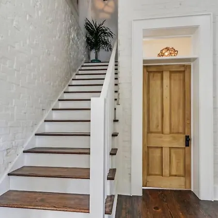 Contemporary Designer Near French Quarter Holiday home