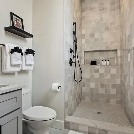 New Stylish Renovation Heated Pool & * New Orleans