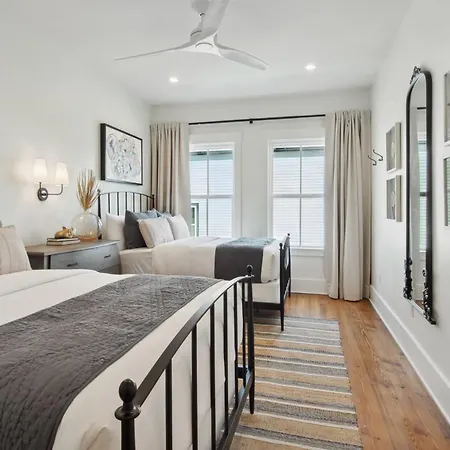 Designer 6-bedroom Pool 1 Block To Parade Route