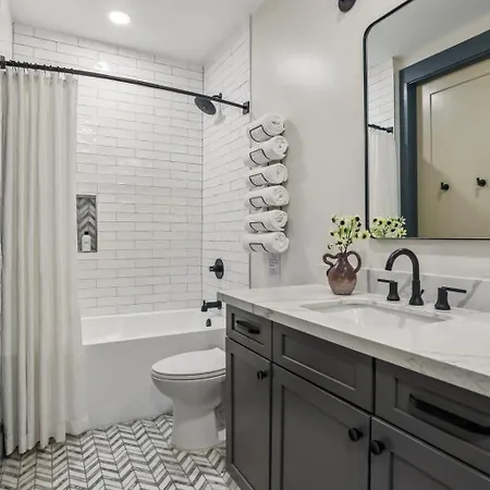 7br & Pool Access Near Cbd