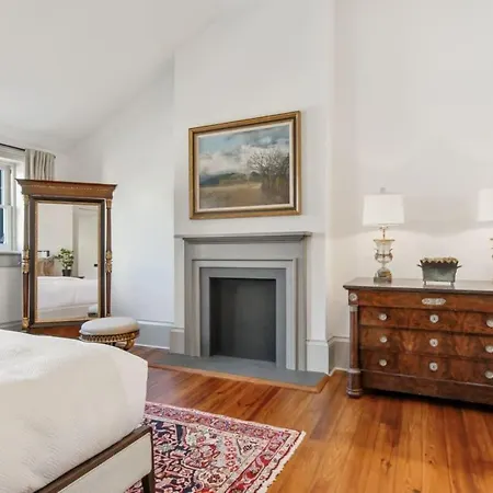 Holiday home Historic Cbd Townhomes With Courtyard
