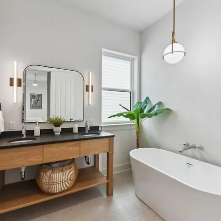 Elegant Stylish With Hot Tub & Pergola New Orleans