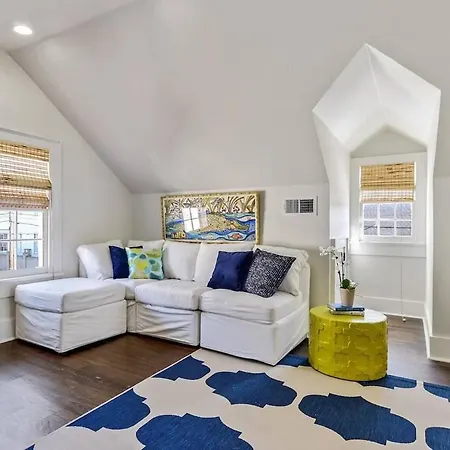 Contemporary Designer Near French Quarter Holiday home New Orleans