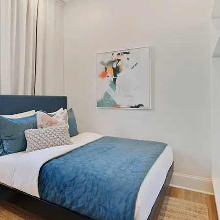 Luxe Sunlit Heated Pool & Near Cbd Holiday home