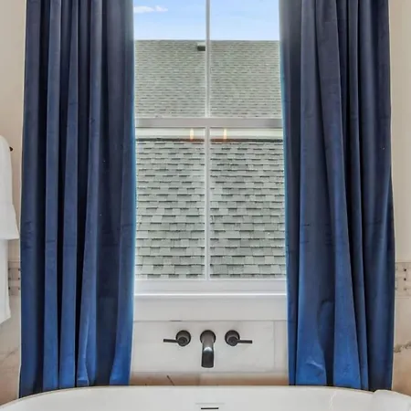 Holiday home Deluxe Modern Heated Pool & Game *