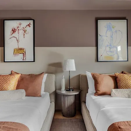 Luxury New Heated Pool And Holiday home *