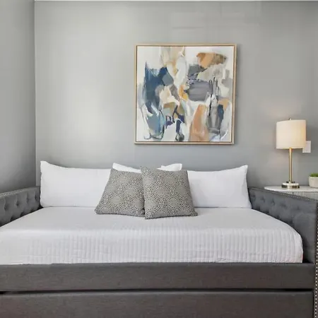Stylish Modern With Hot Tub & Pergola Holiday home New Orleans