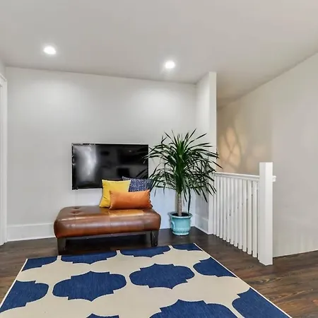 Contemporary Designer Near French Quarter Holiday home