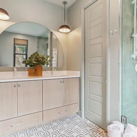 Chic Nola Heated Pool & Holiday home *