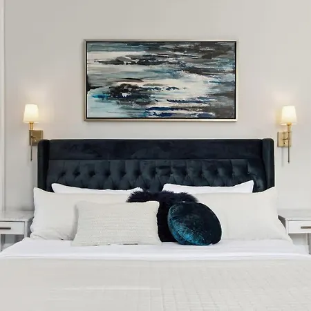 Opulent Expansive Unit Heated Pool And Bed & Breakfast 4*
