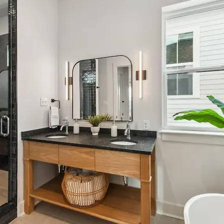 Elegant Stylish With Hot Tub & Pergola New Orleans
